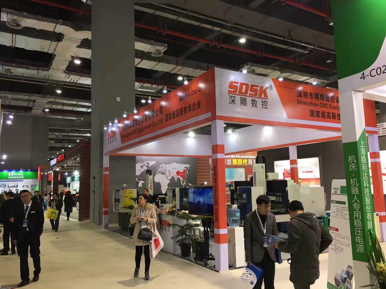 深圳精雕參加上海國際機(jī)床展會(huì)取得圓滿成功。展會(huì)上，公司主營機(jī)器，玻璃精雕機(jī)，大型精雕機(jī)，從外觀尺寸來講得到許多客戶的贊譽(yù)和認(rèn)可。